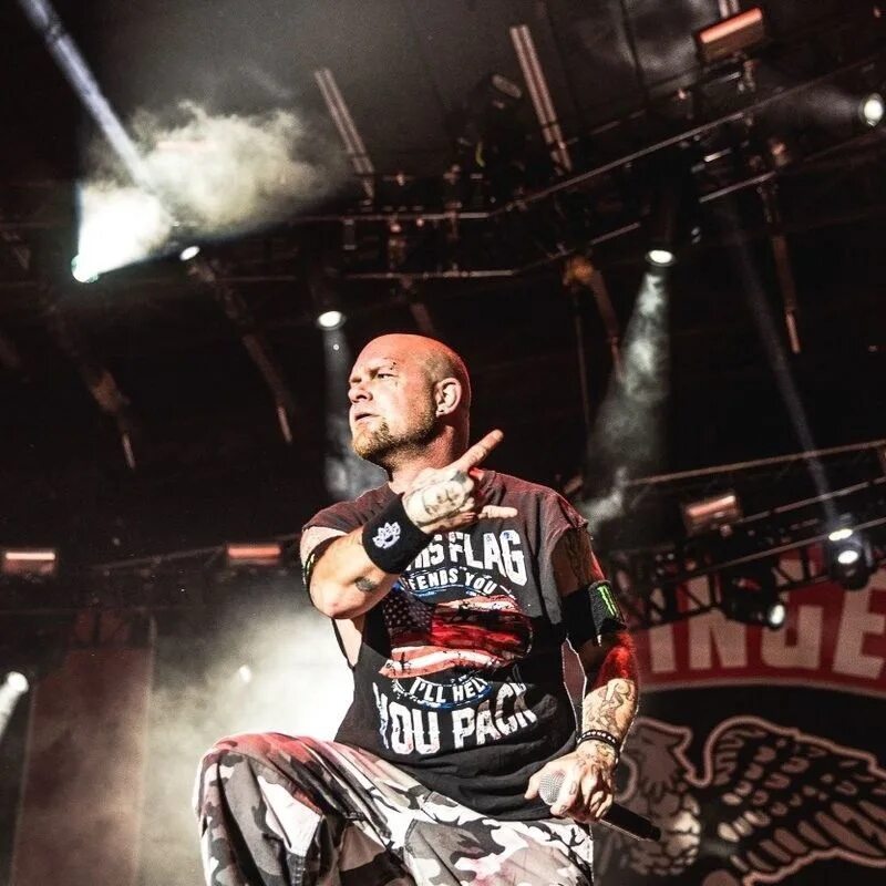 Концерт five finger. Five finger death punch солист. Концерт five finger. Five концерт. Five finger death punch на сцене.