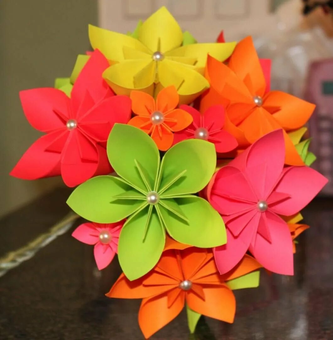 объемные цветы для украшения зала. подделкииз бумаги цветы. поделка цветы. цветы из бумаги на 8. цветы из цветной бумаги.