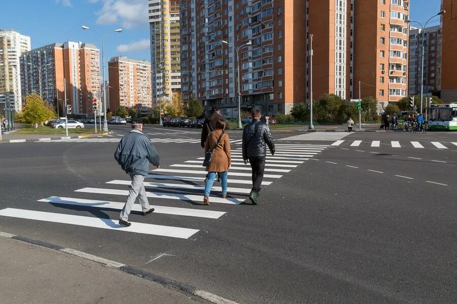 Переход пешеходного перехода с коляской. Пешеходный перекресток. пешеход на дороге. пешеходы на улице. город дорога пешеходный переход.