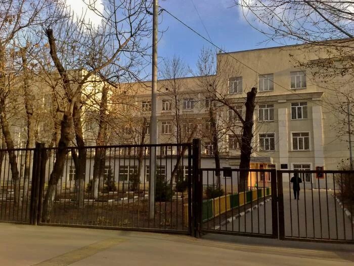 В. Школа в москве с горкой внутри частная. Золотое сечение школа фрунзенская набережная. Школа в хамовниках 171. Люсиновская 31 школа.