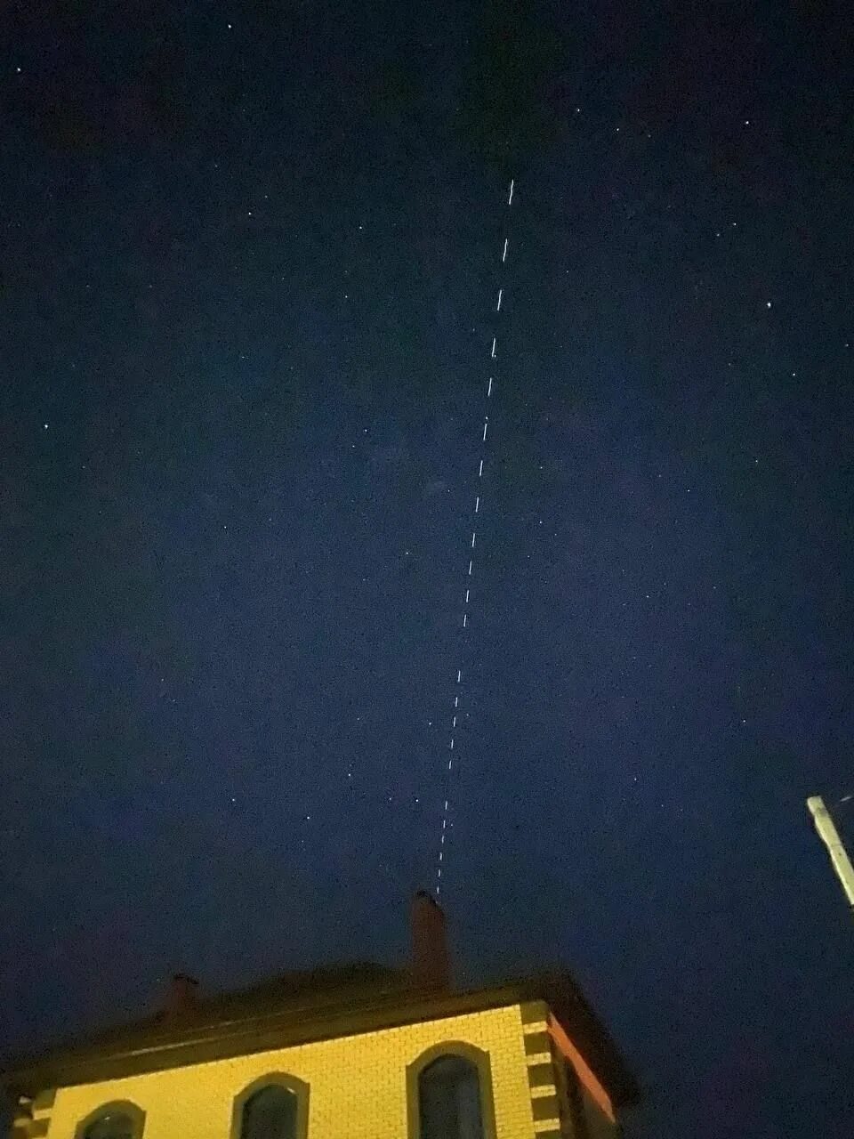 Спутник маска над россией. Спутник в небе. Спутник в небе ночью.