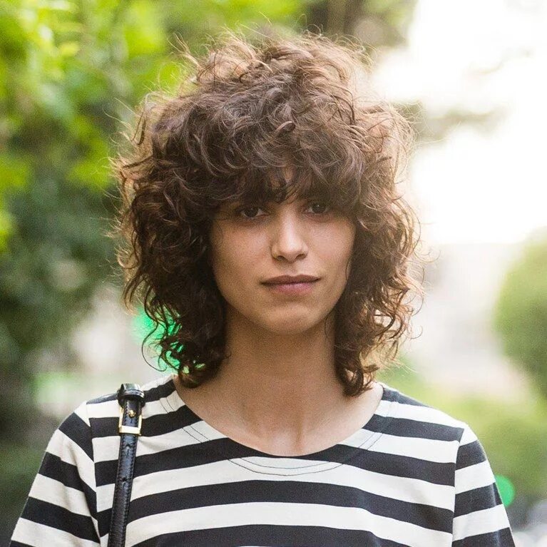 Short curly. Керли Шег. Керли Шег на кудрявые волосы. Вольф маллет на кудрявые.