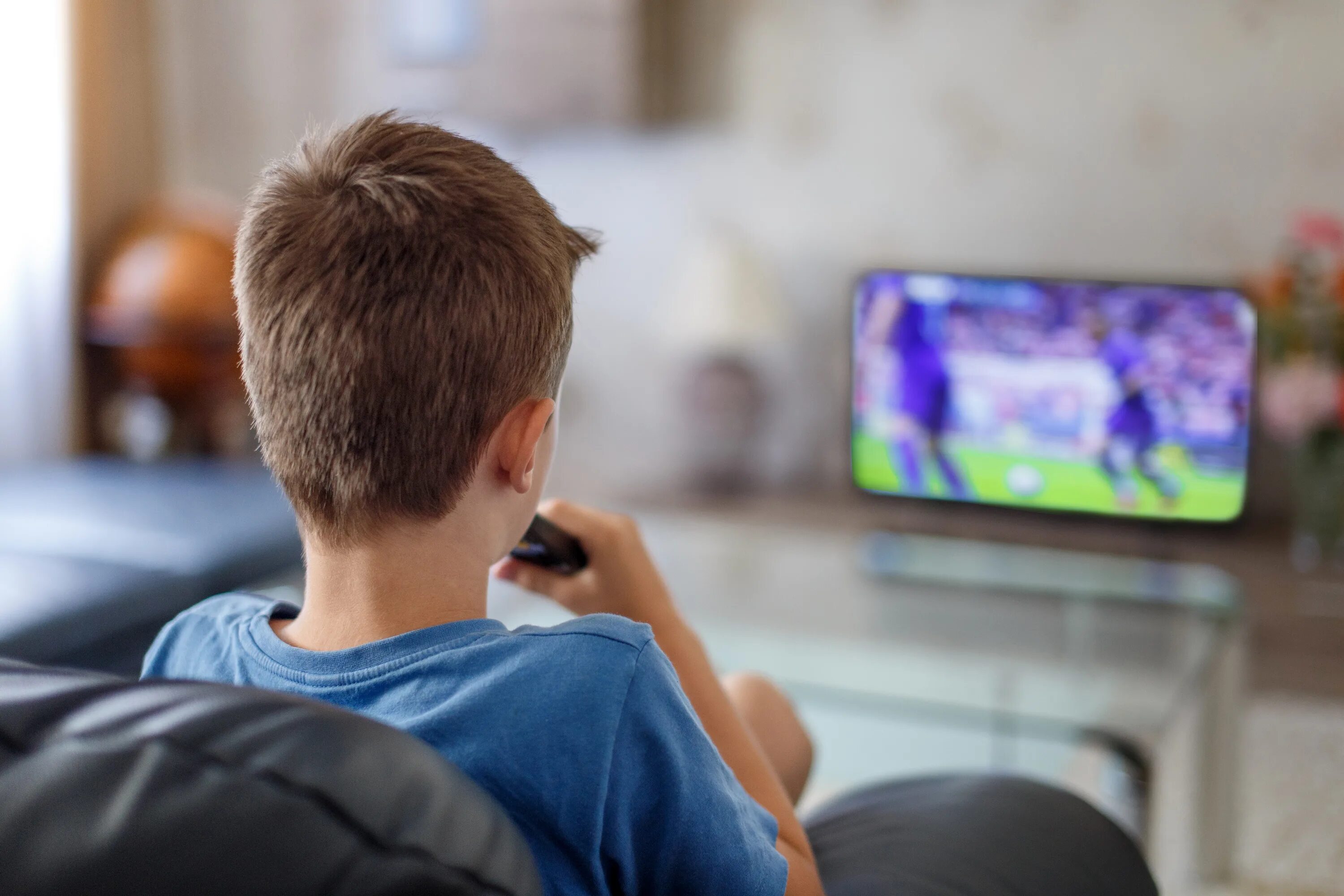 Телевизор смотрим футбол. Дети смотря телевизор футбол. Мальчик смотрит футбол по телевизору. Спорт по телевизору. Футбол по телевизору рисунок.