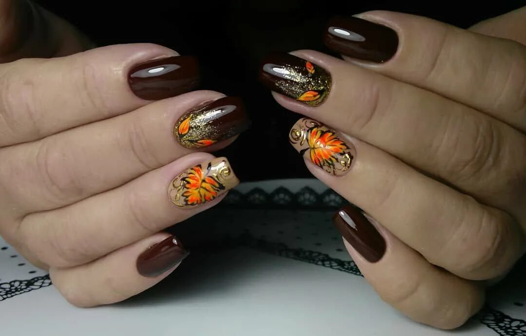 Дизайн ногтей осень 2023 год. Осенние ногти 2019. Ногти осень 2023. Коричневый маникюр с осенними листьями. Ногти осень оранжевый и коричневый.