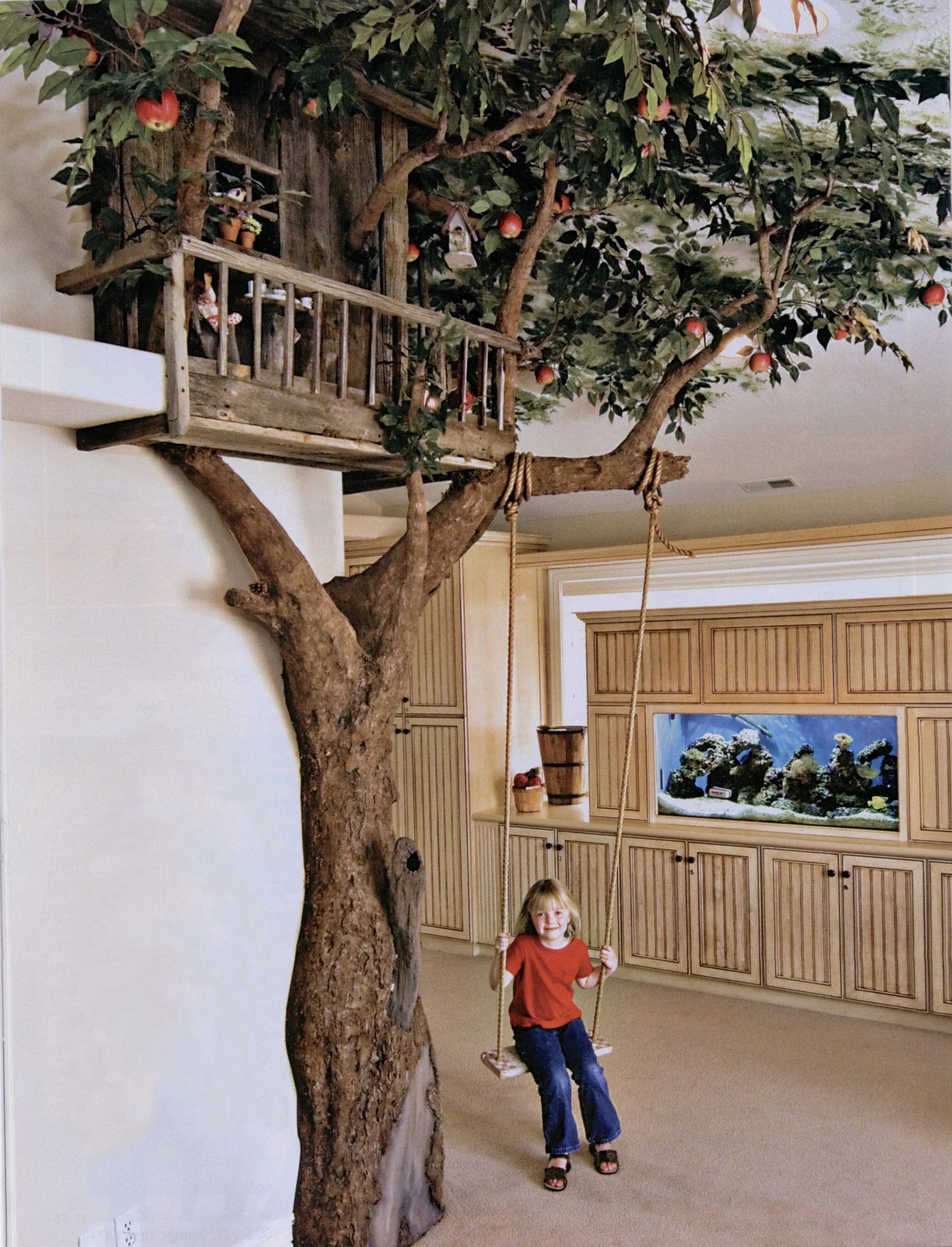Декоративное дерево для интерьера. Искусственное дерево для интерьера. Декорация "дерево". Дерево в интерьере квартиры.