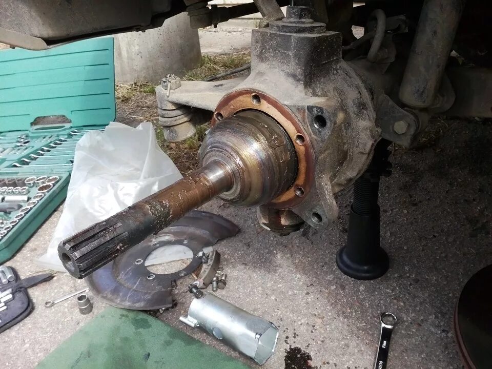Цапфа заднего моста уаз патриот. Снимаем цапфу. Втулка переднего моста уаз патриот. Уаз патриот 2019 подшипник ступицы переднего колеса шкворневая цапфа. Цапфа задней ступицы уаз.
