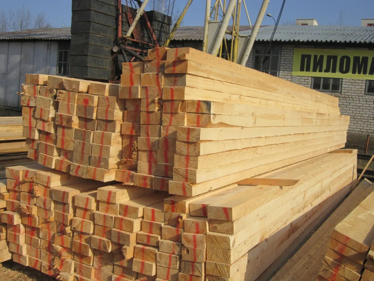 Распил доски. Торцовка бревна бензопилой. Брус распилен. Брус 200х200х6000. Лафет лиственница.