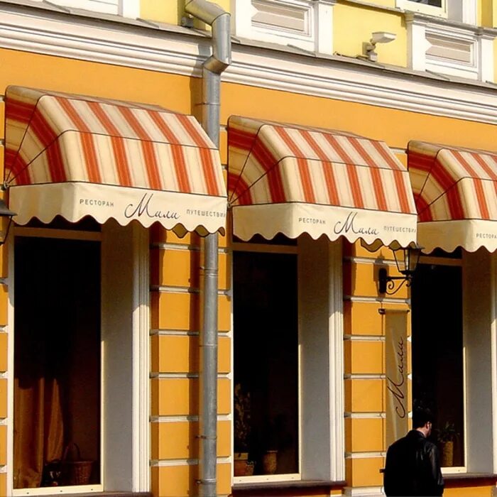 Козырьки на окна кафе. Навес на балкон маркиза. Полосатый навес. Тканевые навесы над окнами. Навес-маркиза системы veranda 2300*3660.