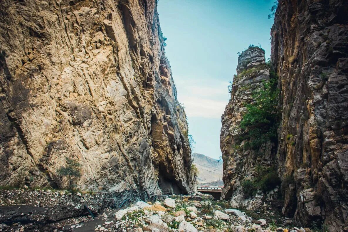 В каком ущелье. Карадахская теснина. Кармадонское ущелье северная осетия. Юпшарский каньон абхазия. Вердонское ущелье северная осетия.