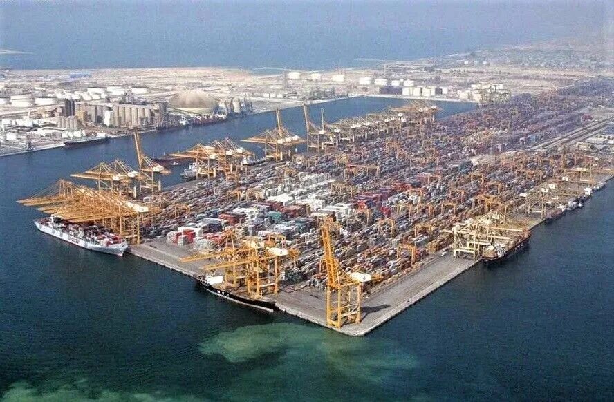 Курорта оаэ порт в персидском заливе. Jebel ali порт.