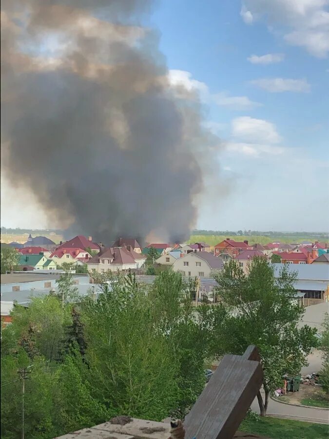 Хлопки в энгельсе сегодня. Пожар. Пожар в Энгельсе. Крупный пожар в Энгельсе. В Саратове сгорел дом.