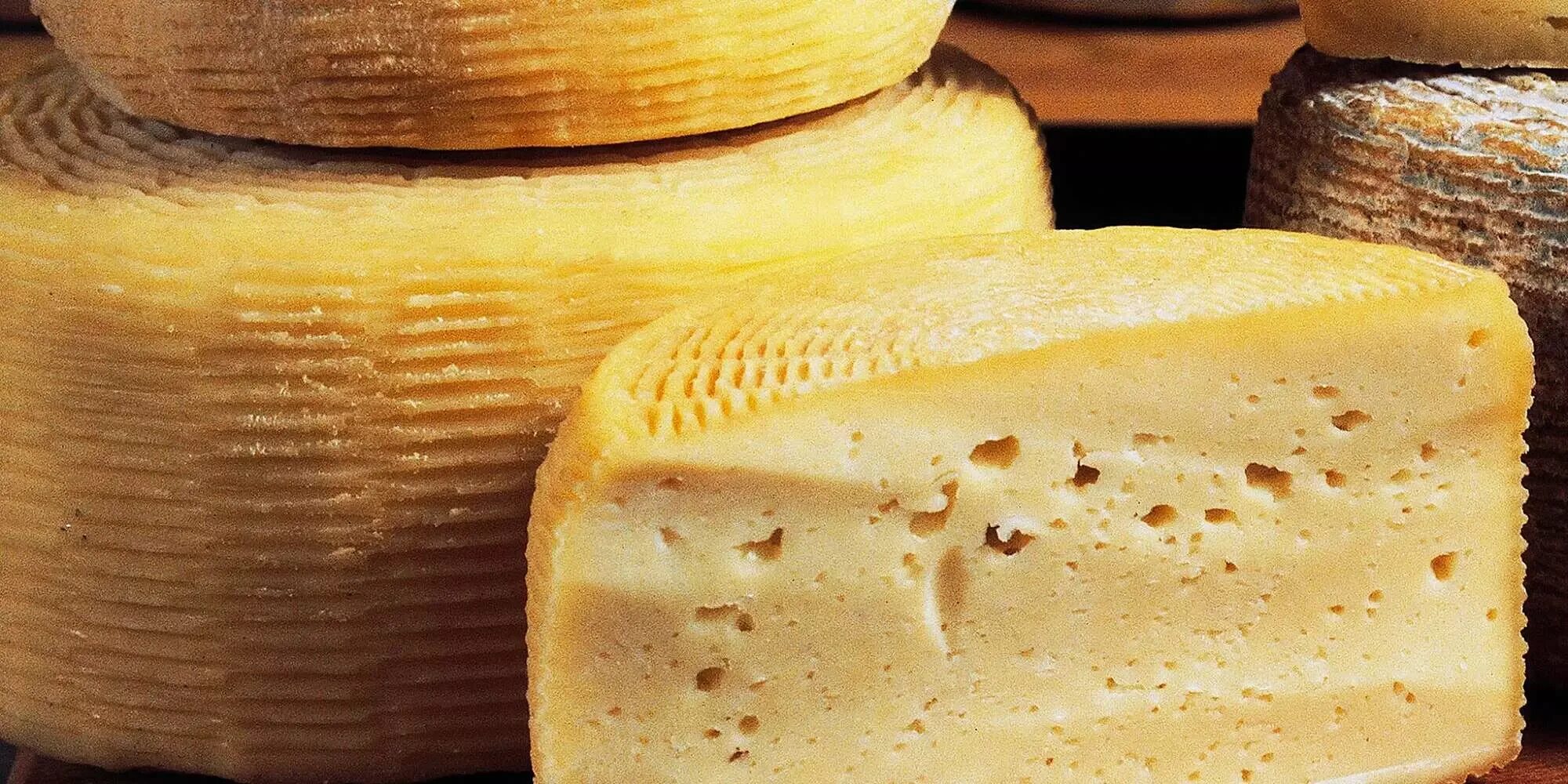 Сыр в который макают хлеб. Сыр. пармезан кусок. ломтик сыра. самый вкусный сыр в мире.