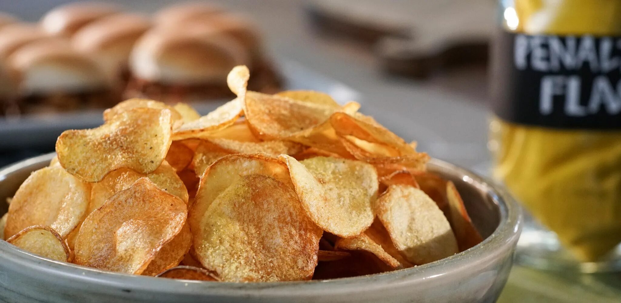 Чипсы в домашних условиях. Как готовить чипсы пластинки. Саратога чипс. Чипсы получились. Чипсы из картошки.