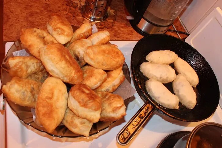 Придобрить домового. Куда девать угощение после домового. День угощения домового — велесичи, кудесы. Блины и домовёнок. Велесичи кудесы.