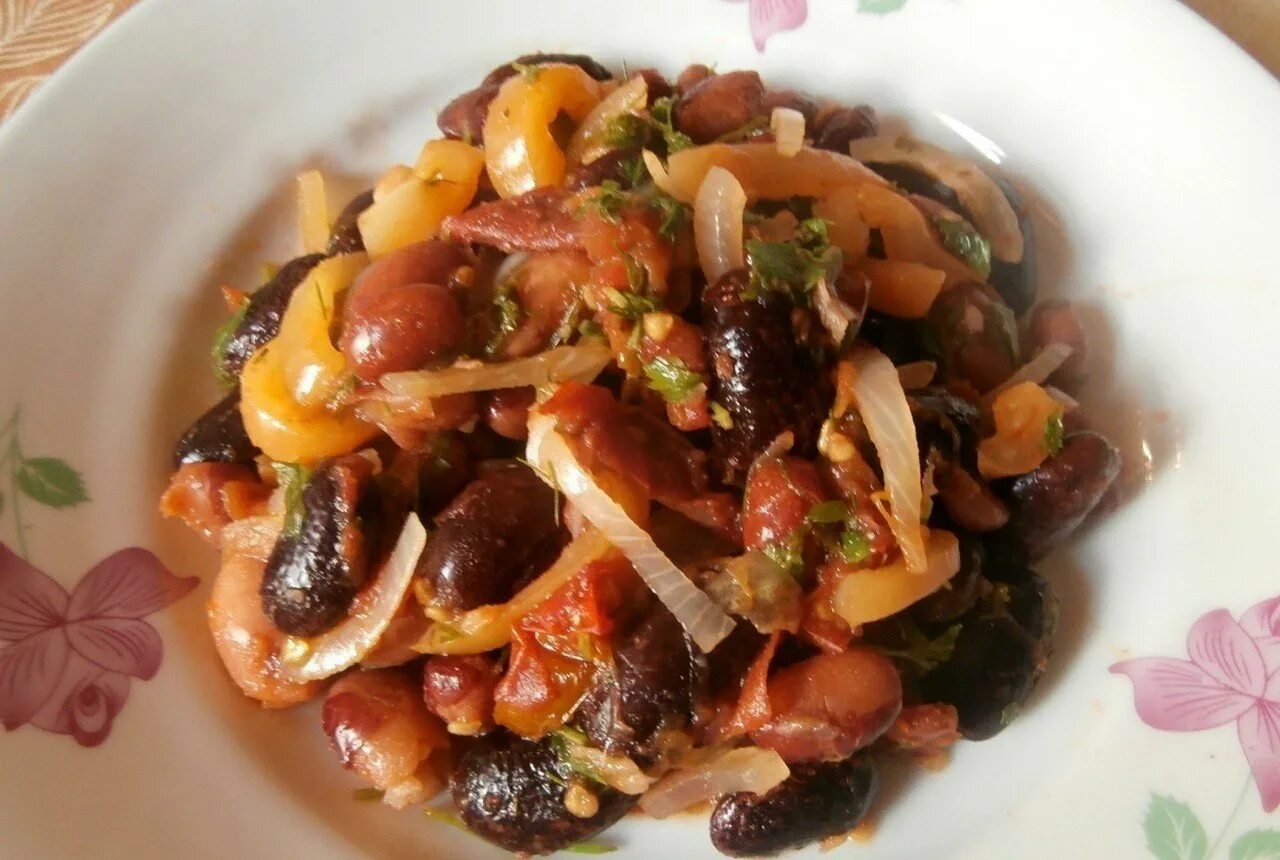 Фасоль быстро и вкусно. Салат фасоль. салат из фасоли. теплый салат с фасолью. салат с красной фасолью.