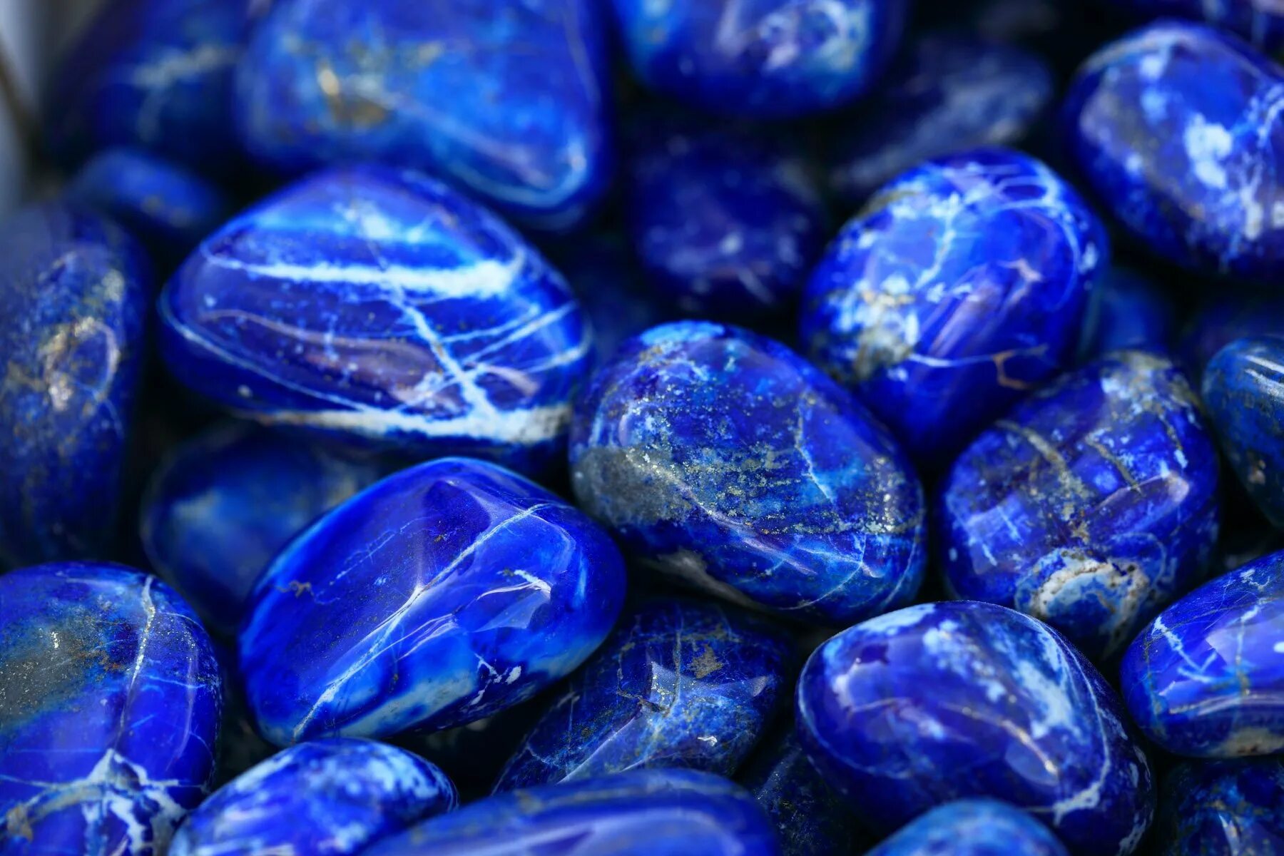 Где есть синий. Ляпис лазурит камень. Лазурит поделочный камень. Лазурит камень голубой. Лазурит Эстетика камень.