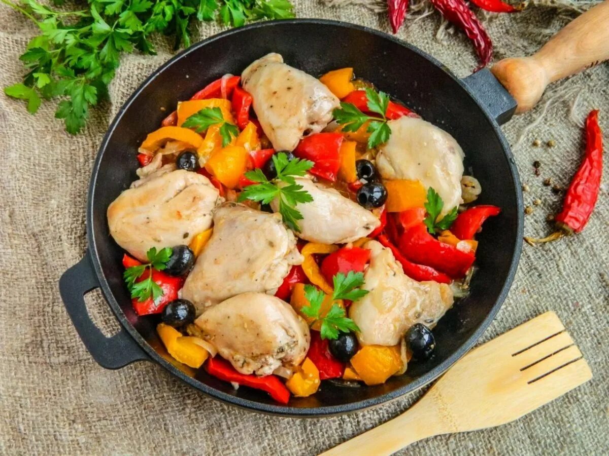 Филе куриное с овощами на сковороде рецепты. Бедра с овощами на сковороде. курица с овощами. курица с овощами на сковороде. жареная курица с овощами.