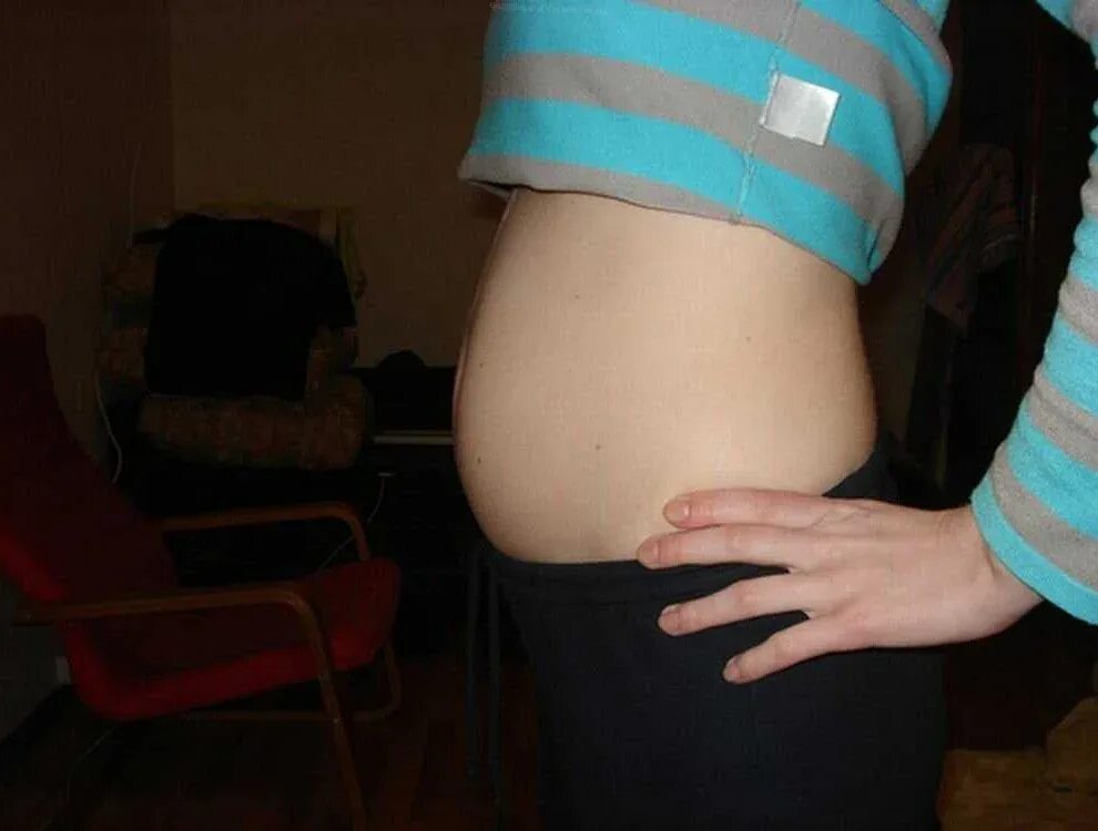 Вздутый живот у девушки. Живот у девушки выпирает. Беременные животики. Вздутый живот у девушки. Вздутый живот у девушки.