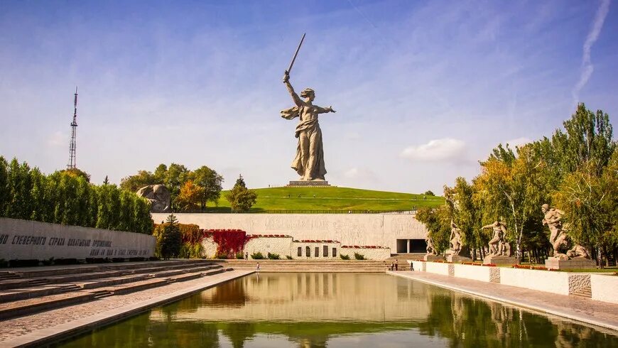 Главные памятники волгограда. Достопримечательности волгогра. Мемориальный комплекс мамаев курган. Доспремичательности волгограда. Волгоград сталинград памятник.