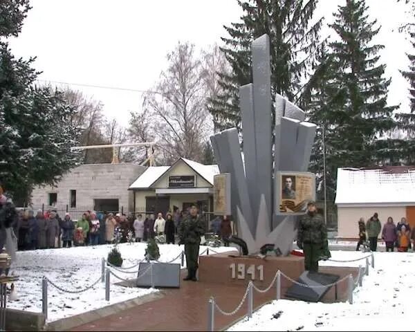 Поселок стрелецкий орловская. Посёлок Стрелецкий Орловская область. Памятник в посёлке Стрелецком Орловской области Орловского района. Памятник солдатам Белгород Стрелецкое. Памятник г Орел поселок Стрелецкий.