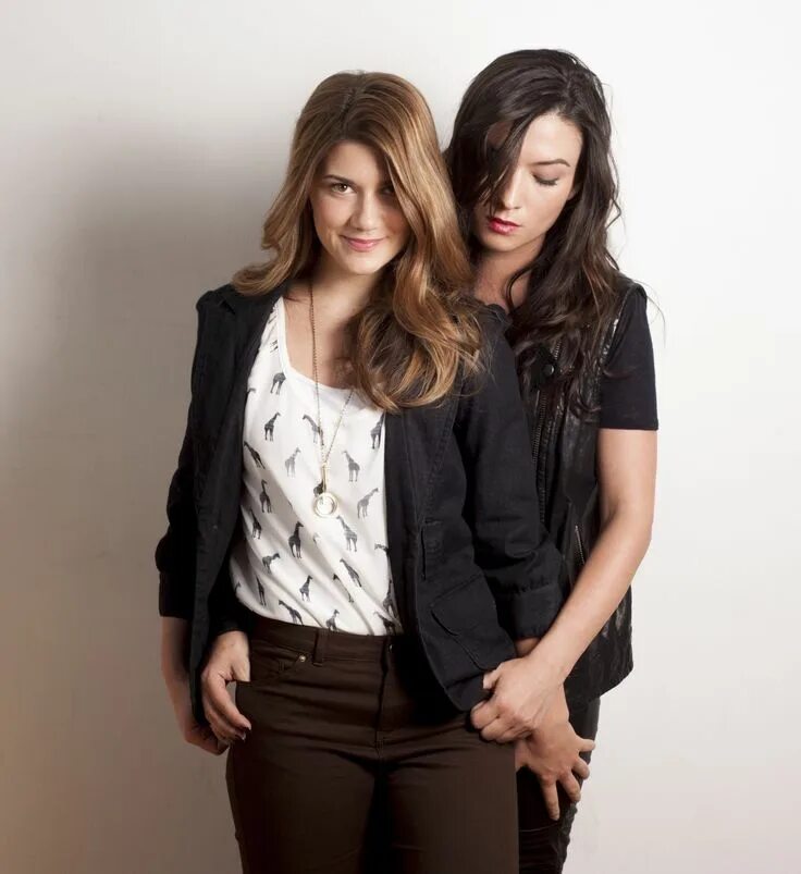 Carmilla Narasha Negovalnis. Natasha Negovanlis and Elise Bauman. Лесбиянство подруги