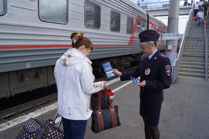 Телефоны транспортной полиции. Сотрудники полиции в поезде. Полиция на ЖД вокзале. Казанский ЛУВД на транспорте. Транспортная полиция Казань.