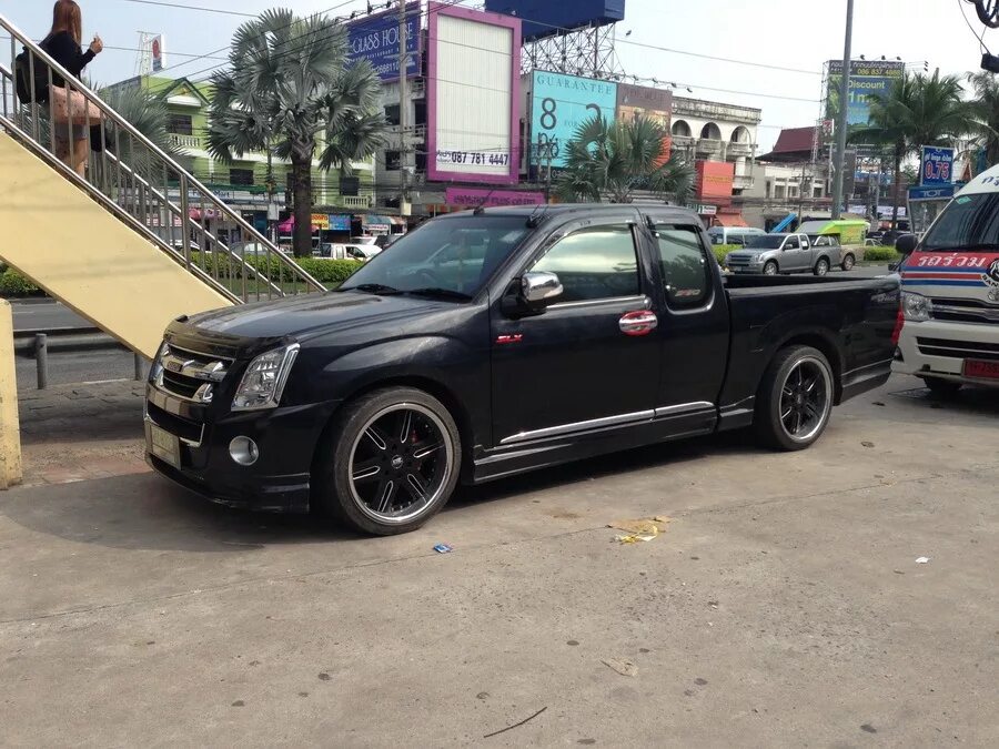 Nissan Navara Тайланд. Nissan Pickup заниженный. Nissan Navara Tuning. Заниженный Ниссан Навара. Ездить на пикапе