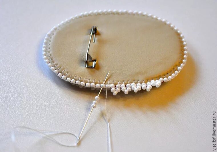 Обшивка края броши бисером. Оплести кабошон бисером мастер класс. Обшивка броши бисером. Обшить край бисером. Обшить край броши бисером.