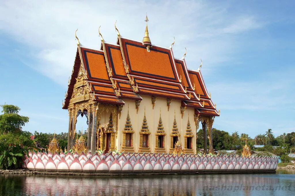 Включи temple. Храм Плай Лаем (о. Самуи). Храм ват Плай Лаем. Храм многорукого Будды Самуи. Тайланд Самуи храмы.