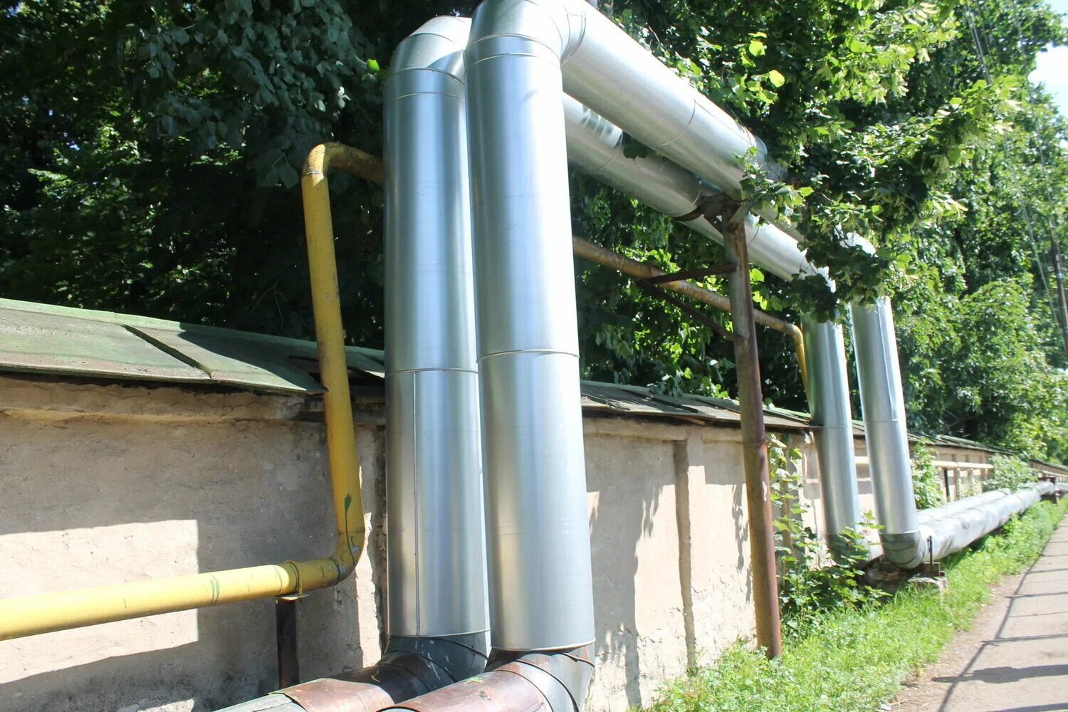 Тепловых труб. Томск наземная теплотрасса. Трубы теплотрассы на улице. Тепловых труб. Трубы теплотрассы в ппу изоляции.