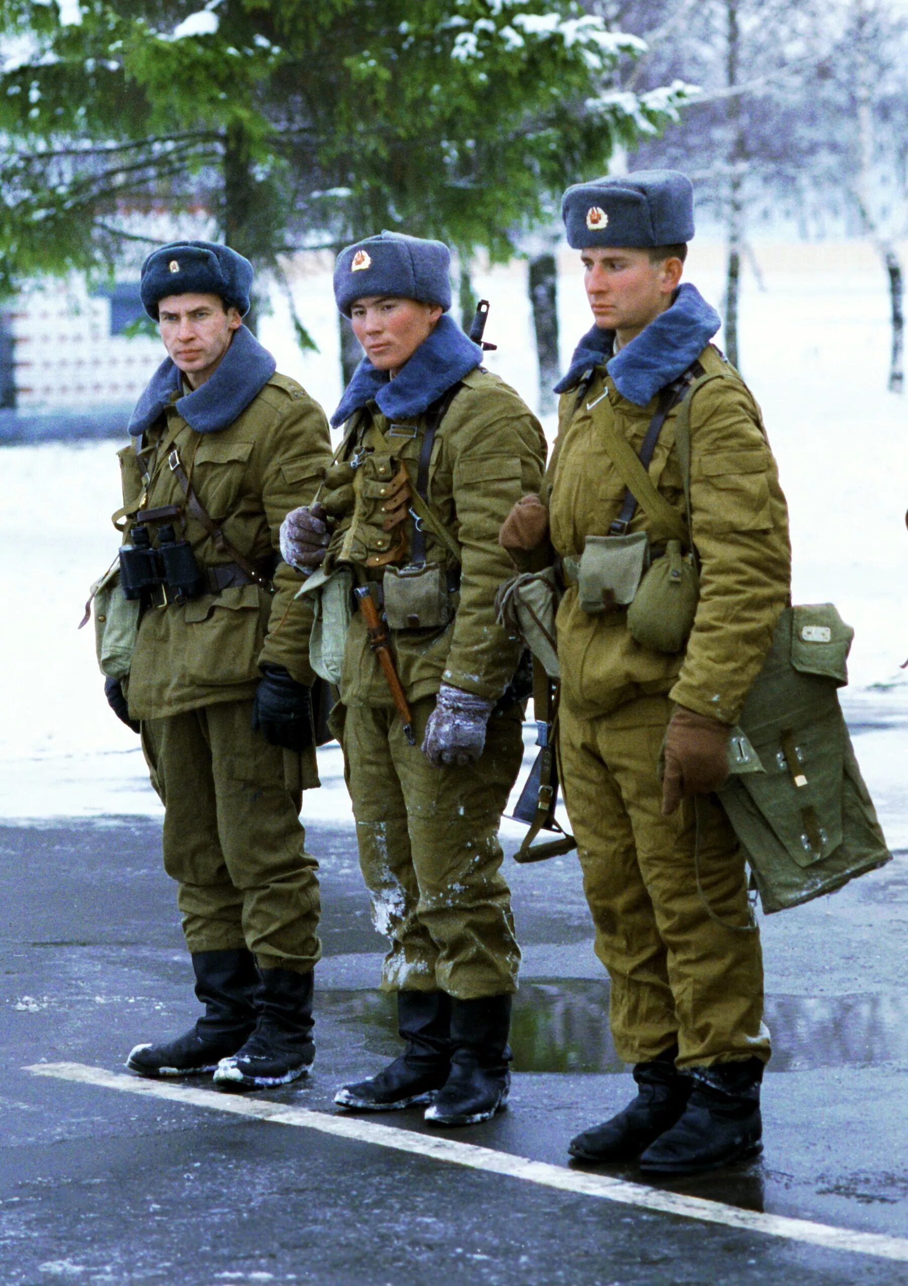 Военные 90 х годов. Полевая форма солдат РФ 1990х. Таманская дивизия ВДВ. Полевая форма Советской армии 1988. Военная форма армии РФ 1990.