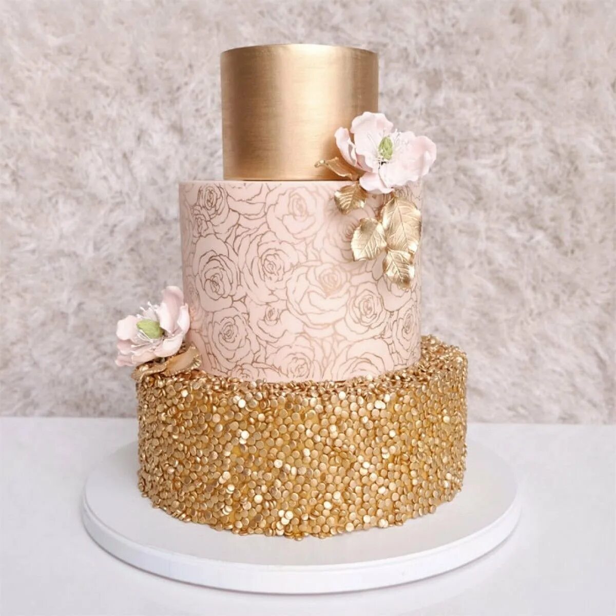Украшение торта золотом. Золотой торт. Торт с золотым декором. Свадебный торт с золотом. Торт в бело золотистых тонах.