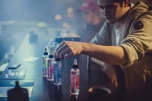 Just vape hookah shop ярославль. Продавец в вейпшоп. Продавец вейп шопа. Продавец вейпов. Продавец в вейпшоп.