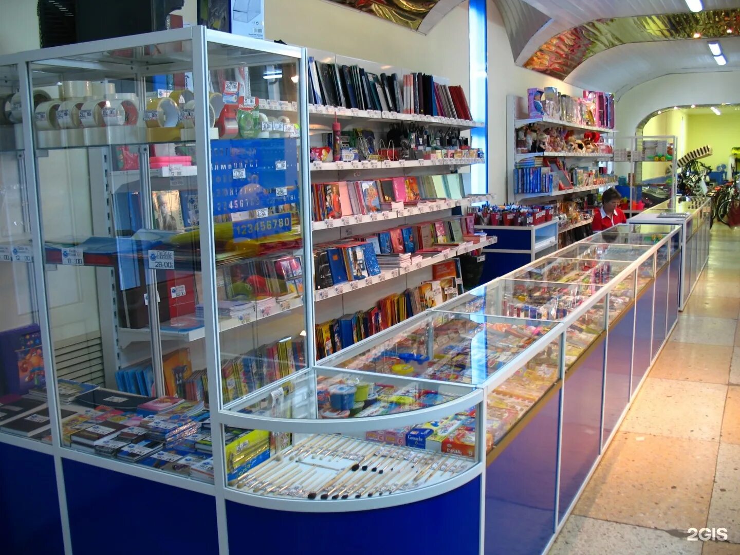 оборудование для канцелярского магазина. полки для канцтоваров. оборудование канцтовары. прилавки для канцтоваров. выкладка канцелярских товаров.