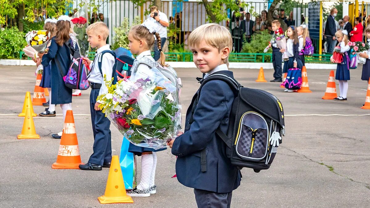 1 мая дети в школу. Первоклассник. Школа 1 сентября. Дети на линейке 1 сентября. Школьная линейка 1 сентября.