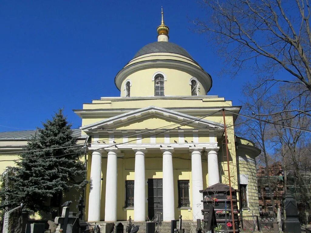 Уральский гранит на пятницком кладбище. Храм живоначальной троицы на пятницком кладбище. Храм на пятницком кладбище. Пятницкое кладбище вход фото. Храм на пятницком кладбище.