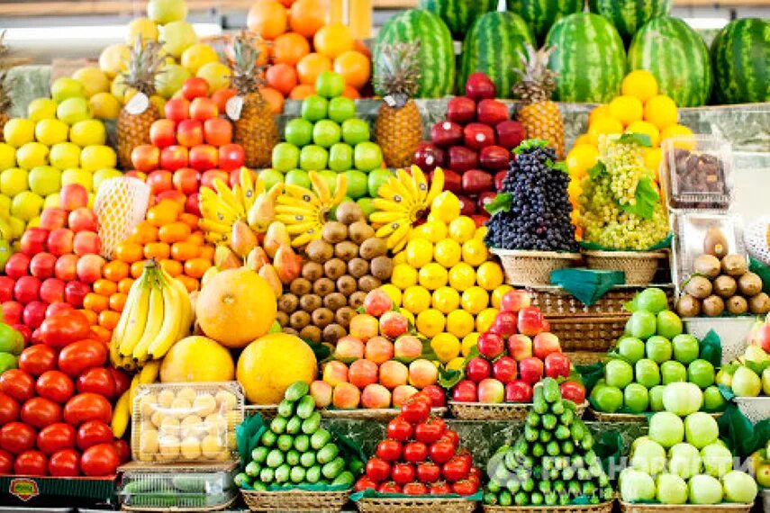 Фруктовая 9 1. Выкладка овощей и фруктов на рынке. Прилавок с фруктами. Прилавок с овощами и фруктами. Фрукты на рынке.