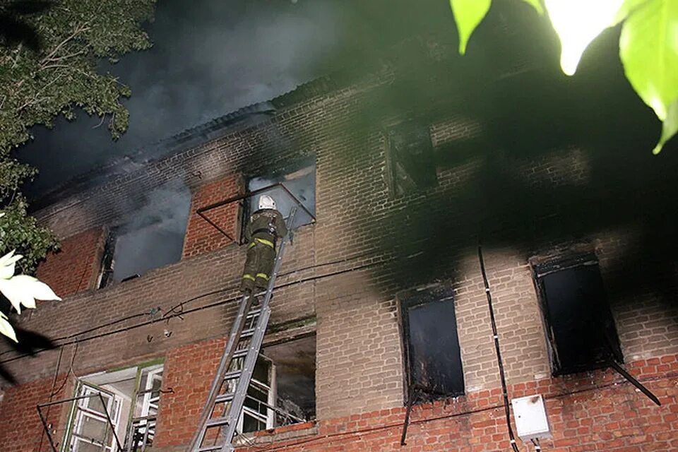 Пожар в Энгельсе сегодня ночью. Пожар в Энгельсе. Пожар в Энгельсе сейчас. Вчерашний пожар в Энгельсе на ул. Степной. Хлопки в энгельсе сегодня