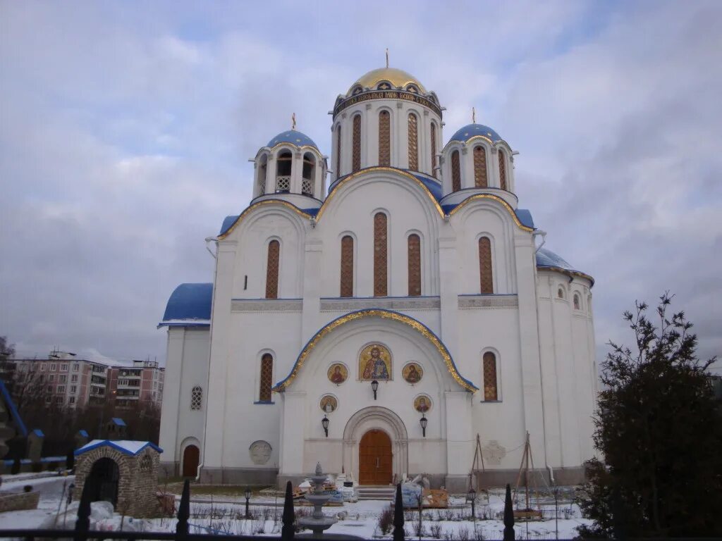 Юго западная ясенево. Покрова Пресвятой Богородицы в Ясенево. Храм в Ясенево. Храм Покрова Богородицы в Ясенево. Храм Покрова Пресвятой Богородицы в Ясеневе Ясенево.