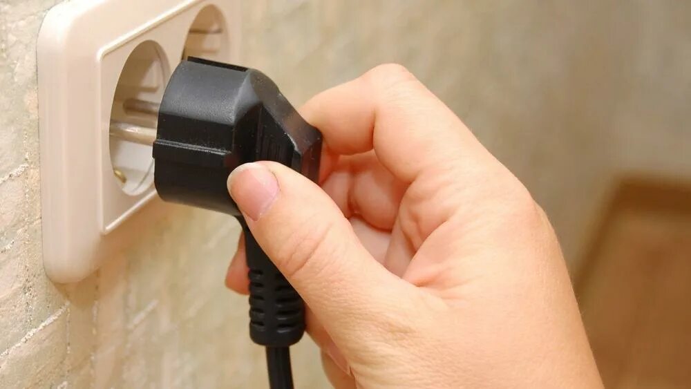 Включи розетку устройства. Выключайте приборы из розеток. Розетка с вилками. Тройник для провода. Вилка для розетки.