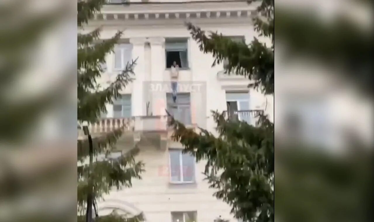 Какой певец выпал из окна. Березовский выпал из окна. Девушка выпала из окна в Москве.