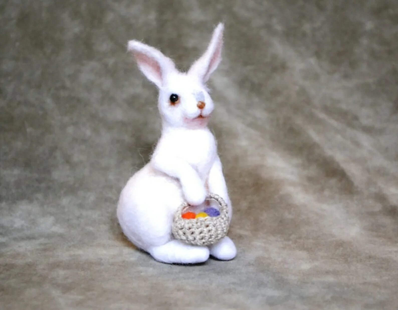 зайчик из ваты. кролик валяние из шерсти. игрушка из ваты кролик. заяц из ваты. поделка заяц из ваты.