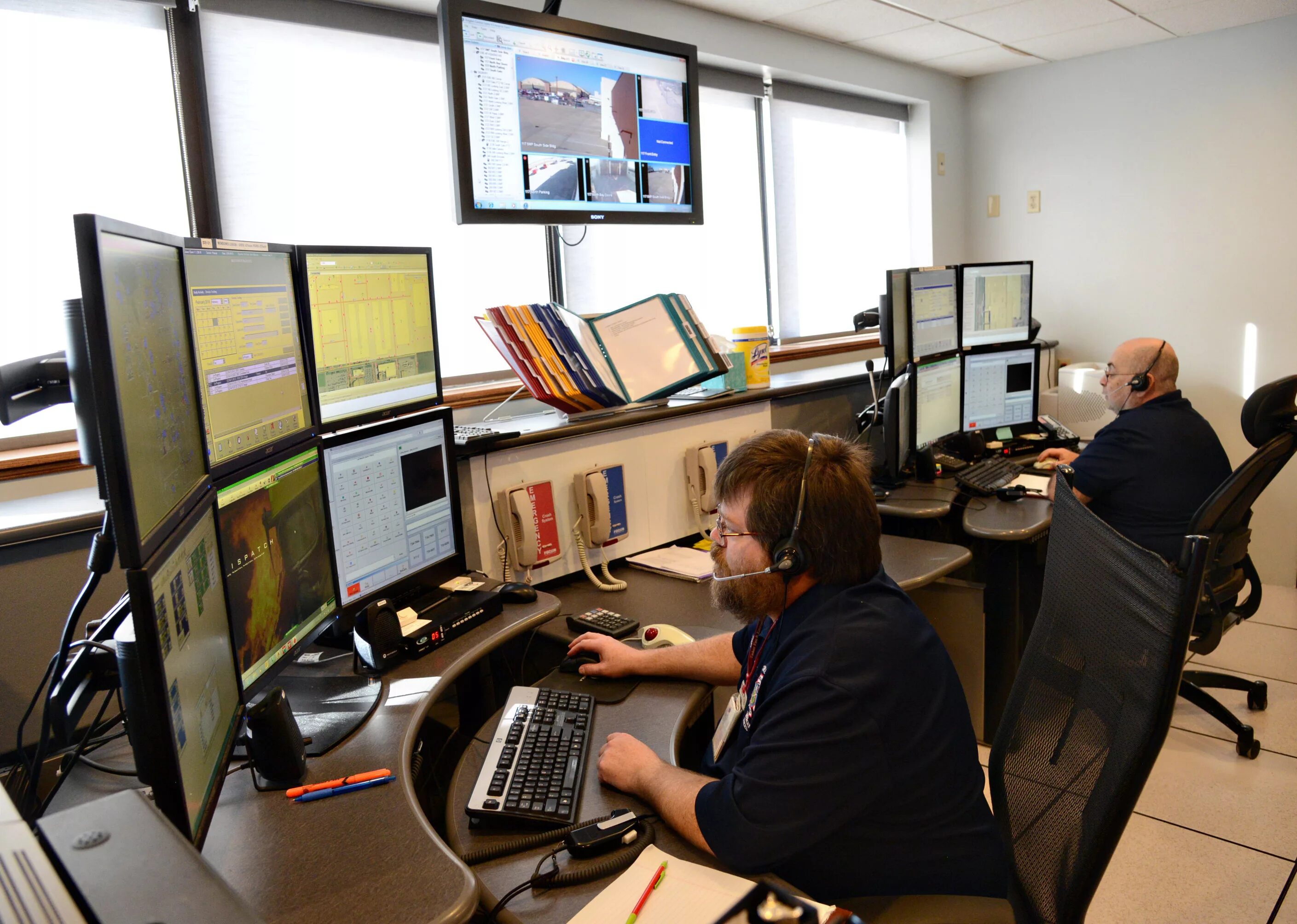 Колл центр аэропорт. 911 dispatcher. колл центр 911. dispatch 911. диспетчер пассажирского транспорта.