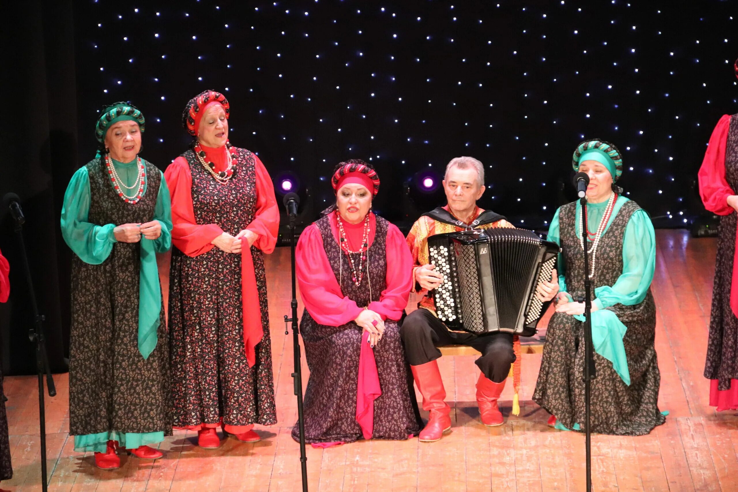 Отчетный концерт коллективов учреждения. Концерт в современнике. Вокально инструментальный ансамбль оборона. Театр чихачева рождественский концерт. Выступление в современнике.