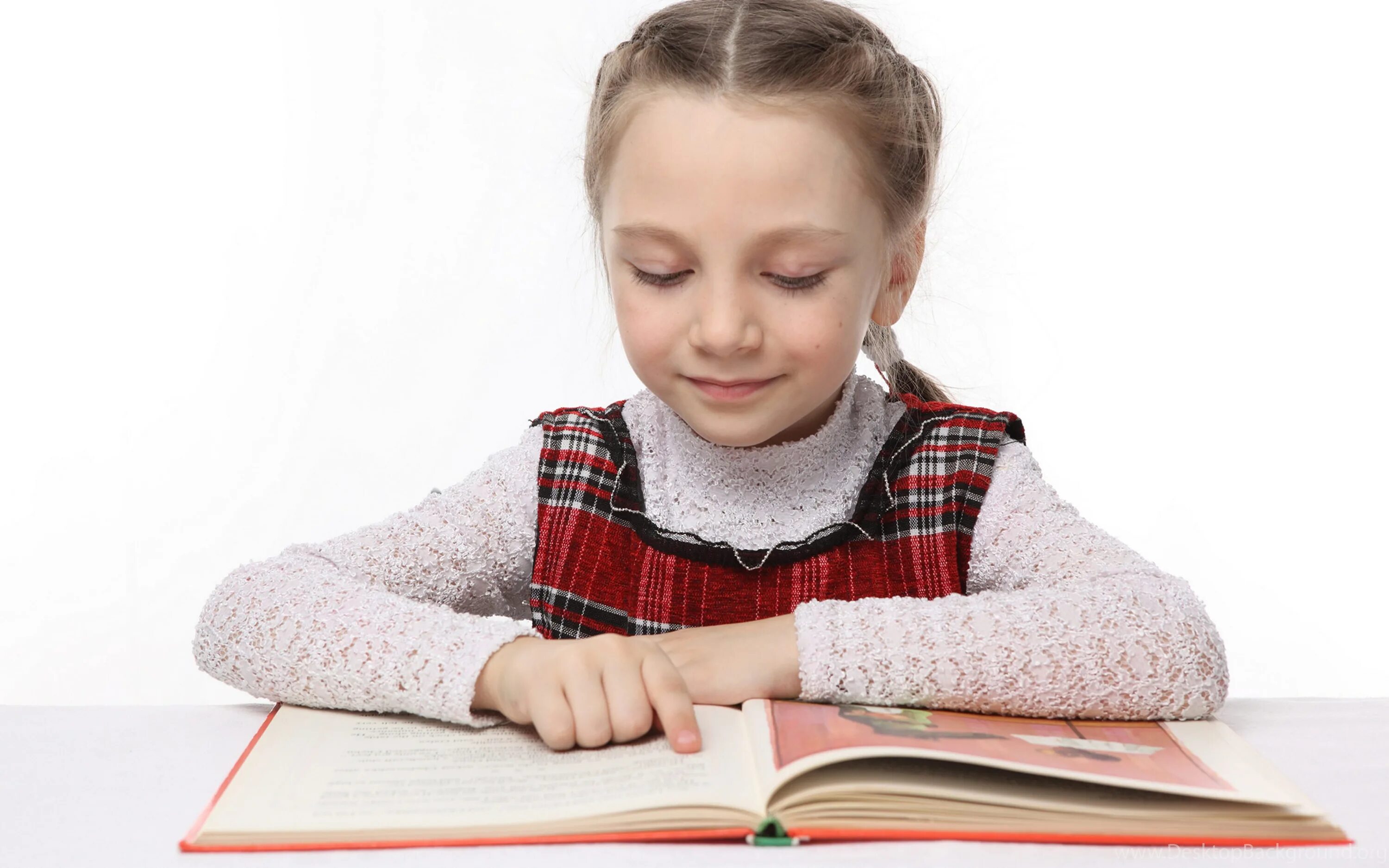 На уроке чтения читай. Девочка. Чтение школьник. Ученик читает. Ученик с книжкой.