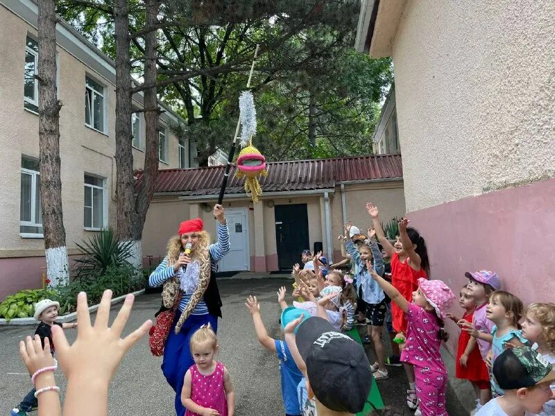 Садик сказка чехов 2. Детский сад 2 чехов. Садик сказка чехов 2. Детская елка в садике. Детский сад 12 чехов.