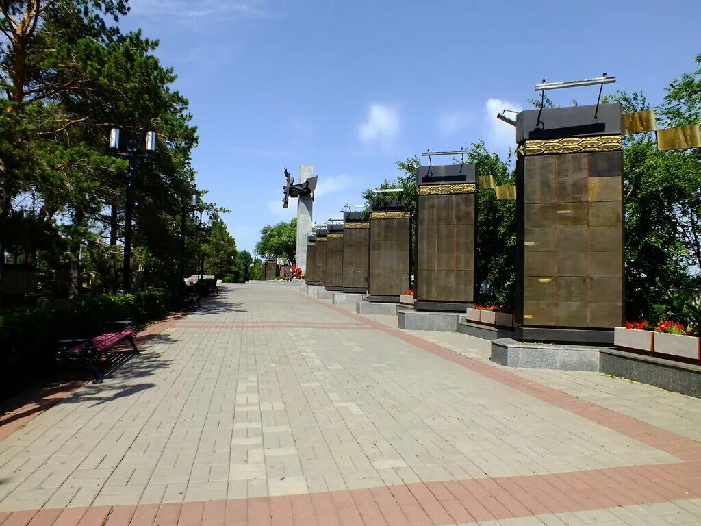 монумент проспект победы оренбург. мемориальный комплекс оренбург фронту на проспекте победы. оренбург памятник на проспекте победы. оренбургский мемориал. вечный огонь в оренбурге на проспекте.