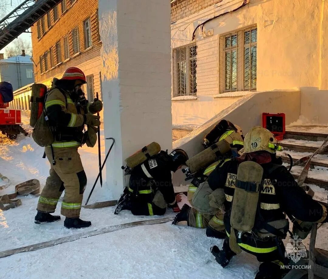 4 декабря пермь. Пожарные России. Пожары. ЧС пожар. Пожар Пермский край декабрь 2022.