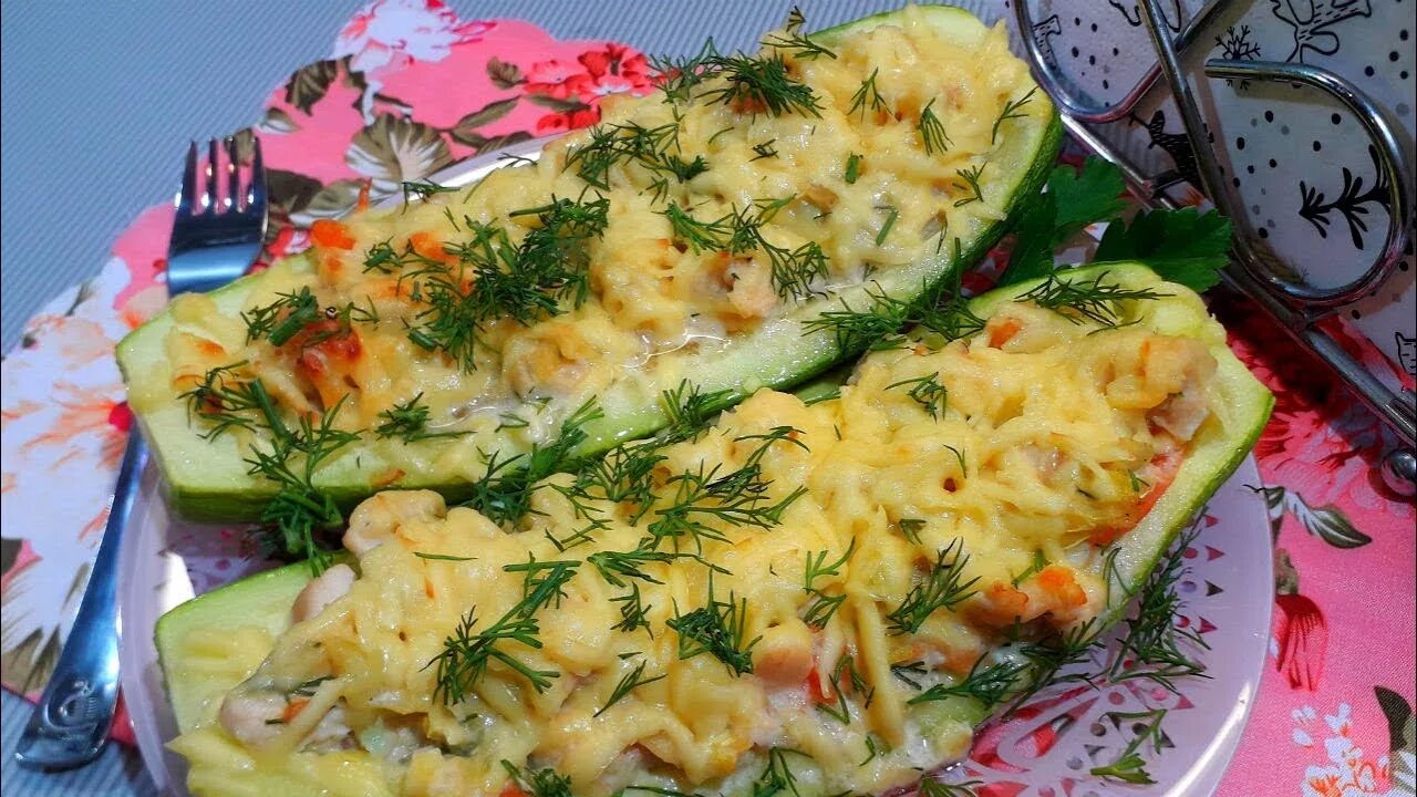 Фаршированные цукини ПП. Фаршированные кабачки ПП. Вкусные кабачки в духовке. Кабачки на ужин в духовке. Простой рецепт из кабачков в духовке