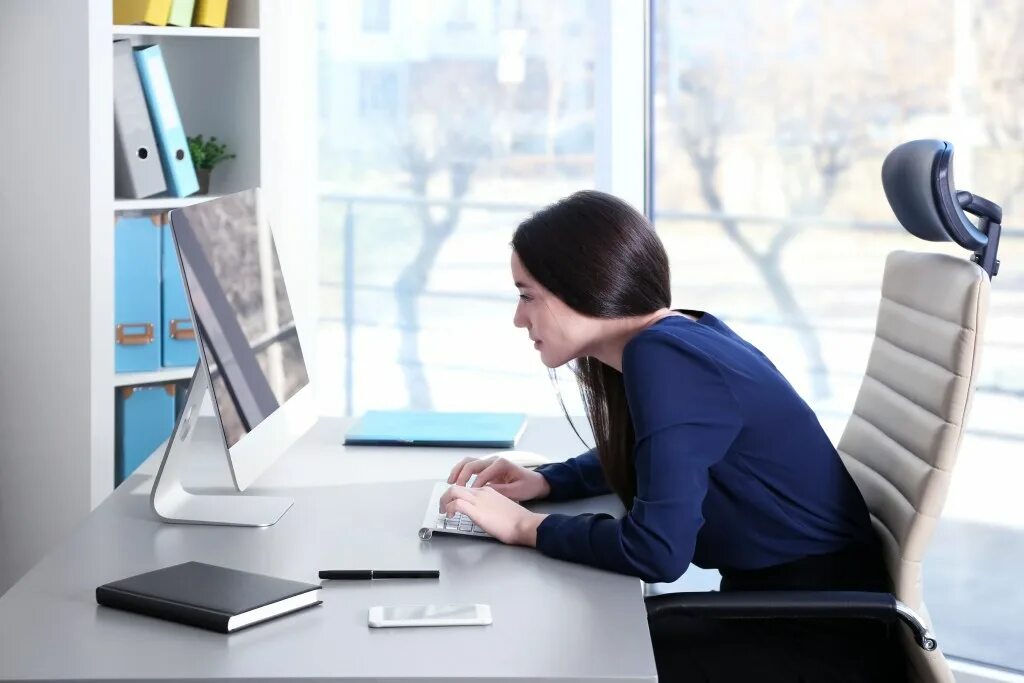 Полезные люди работа. Человек сидит в офисе. Человек сидит в офисе за компьютером. Длительное сидение за компьютером. Компьютер в офисе.